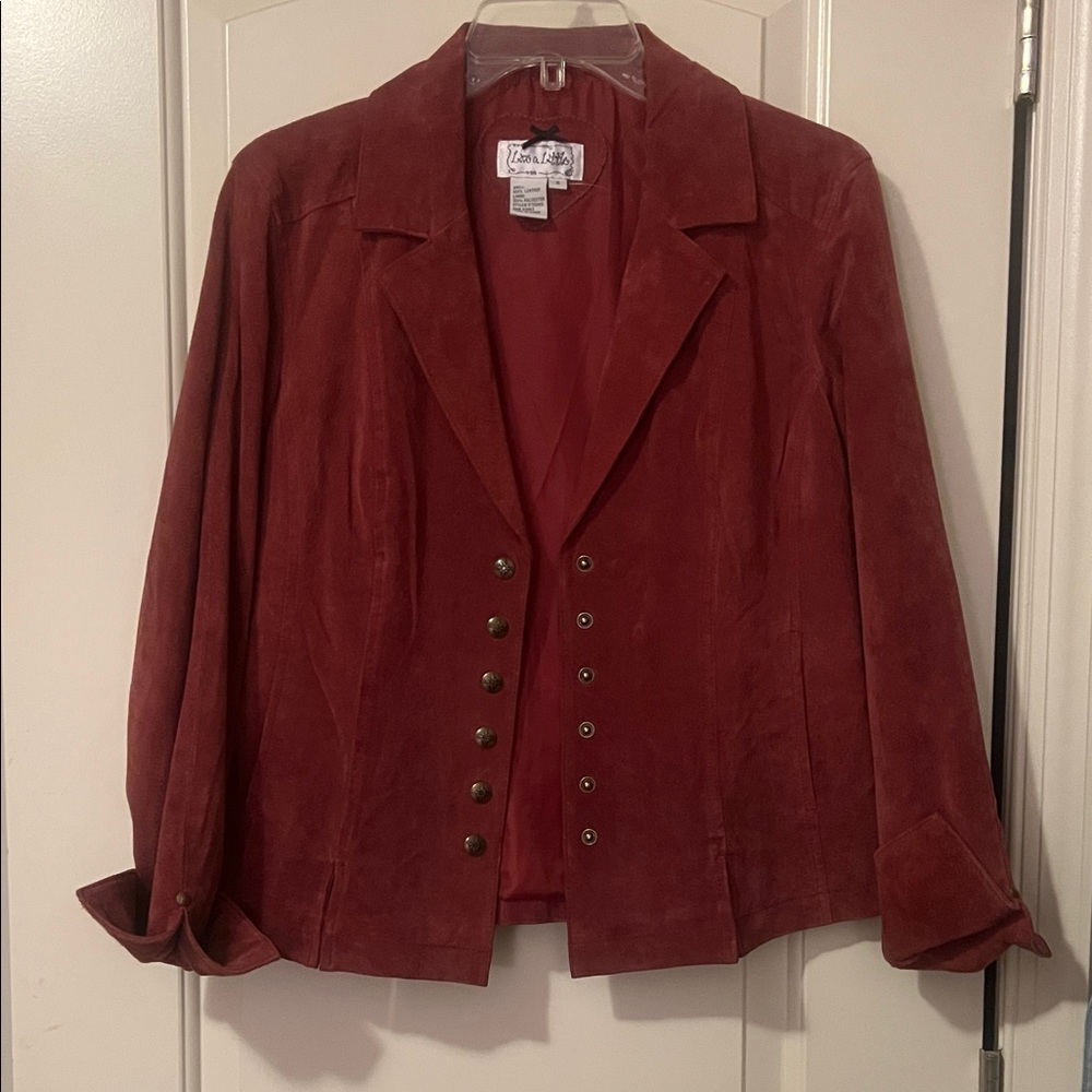 Woman’s 100% leather jacket in perfect condition. Beautiful button detail.
